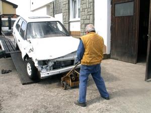 Osmnáct vraků bylo odvezeno do Ženklavy. Za likvidaci kompletního vozidla nemuseli občané platit žádné poplatky.<br/>
FOTO: DANA HOĎÁKOVÁ
