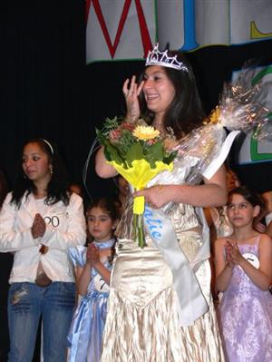 Tereza Žigová z Kopřivnice se stala Miss sympatie a druhou vicemiss ve finále druhého ročníku Miss Roma, který se konal v sobotu v Katolickém domě.<br/>                                
FOTO: DANA HOĎÁKOVÁ
