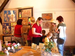 Na výstavu prací dětí mateřských škol v Muzeu Fojtství při svém otevření přišly děti v doprovodu rodičů a prarodičů.<br/>                                                                          
FOTO: ILONA HOFFMANNOVÁ
