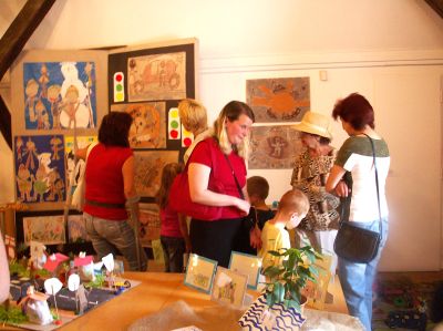 Na výstavu prací dětí mateřských škol v Muzeu Fojtství při svém otevření přišly děti v doprovodu rodičů a prarodičů.<br/>                                                                          
FOTO: ILONA HOFFMANNOVÁ
