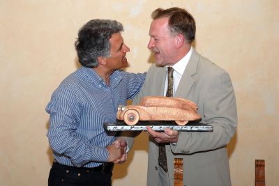 Starosta Kopřivnice předává oficiální dar města starostovi Castiglione del Lago Valteru Carloiovi. <br/> FOTO: DAVID MACHÁČEK