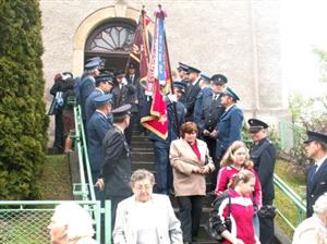 Slavnostní mše u příležitosti svátku sv. Floriana se kromě veřejnosti účastnili členové Sborů dobrovolných hasičů Mniší a Vlčovic.<br/>                                                       
FOTO: ILONA HOFFMANNOVÁ
