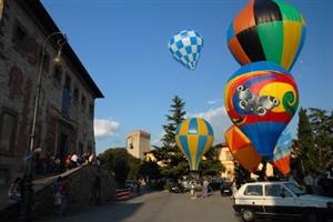 Nebe se barvilo na letišti, ale i v historickém centru města. Drakiádou žije úplně celé Castiglione del Lago. <br/> FOTO: DAVID MACHÁČEK