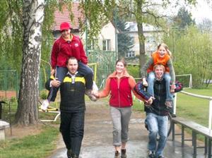 Do cíle osmého ročníku Běhu Terryho Foxe v Kateřinicích jako první dorazila v dešti pětice recesistů.<br/> FOTO: ILONA HOFFMANNOVÁ