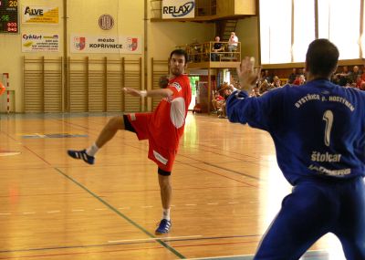 Karel Hanzelka střílí sedmimetrový hod při posledním domácím extraligovém utkání kopřivnického družstva v této sezoně.<br/>                                                                         
FOTO: ONDŘEJ ZAPLETAL
