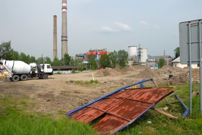 Místo hald hlíny bude na pozemku vedle Kauflandu už na podzim stát obchodní dům s nepotravinářským sortimentem.<br/>
FOTO: DAVID MACHÁČEK
