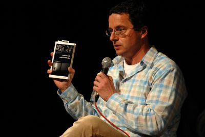 Michal Viewegh ukazuje svým čtenářům svou poslední knihu, novelu Andělé všedního dne, ze které také v Kopřivnici předčítal.<br/>
FOTO: DAVID MACHÁČEK
