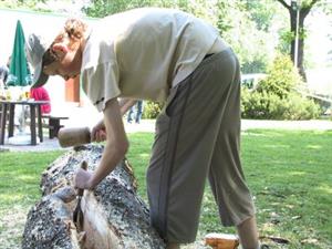 Pro studenty pracující na soše z lipového dřeva byla práce v neděli na Dni s folklorem na příborském koupališti i ve stínu stromů hodně vysilující. <br/> 
FOTO: ILONA HOFFMANNOVÁ
