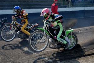 Jezdci startují do jedné z rozjížděk při sobotním semifinále mistrovství republiky jednotlivců na dlouhé ploché dráze v Kopřivnici.<br/>
FOTO: DAVID MACHÁČEK
