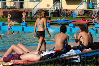 Hned otvírací víkend vylákal na koupaliště k vodě stovky lidí, kteří u bazénu hledali útočiště před tropickými vedry.<br/>              
FOTO: DAVID MACHÁČEK
