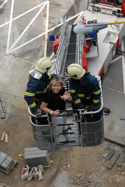 Místostarostku Dagmar Rysovou evakuovali hasiči z šestého podlaží budovy radnice. Ta jim poděkovala nejen za svou záchranu, ale i za pomoc všem občanům Kopřivnice.<br/>         
FOTO: DAVID MACHÁČEK
