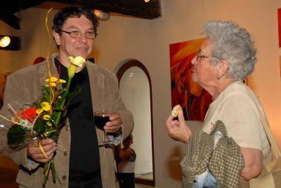 Zdeněk Babinec přijímal od návštěvníků vernisáže gratulace nejen ke zdařilé kolekci svých obrazů, ale také k padesátinám, které před týdnem oslavil.<br/>                                      
FOTO: DAVID MACHÁČEK
