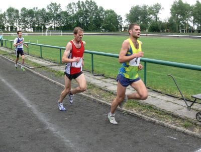 Martin Kotek a Robert Šádek spolu odvodili téměř celých pět kilometrů na letním kopřivnickém stadionu, kde se konal 11. ročník Zátopkovy pětky.<br/>                                        
FOTO: ONDŘEJ ZAPLETAL
