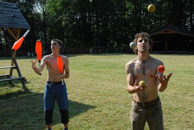 U lyžařské chaty na Červeném kameni si minulý týden v pátek dali dostaveníčko žongléři. Na akci Žonglé pořádané domem dětí se žonglovalo a užívalo léta při muzice.<br/>            
FOTO: DAVID MACHÁČEK
