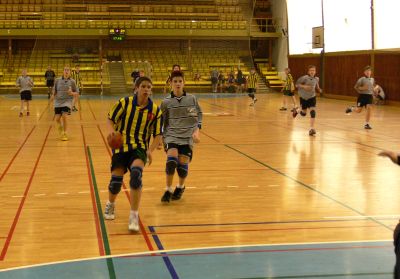 Jan Gřes (u míče) z kopřivnického žákovského mužstva byl oporou i na pražském turnaji O novinářský kalamář, kde byl druhým nejlepším střelcem.<br/>                                        
FOTO: ONDŘEJ ZAPLETAL
