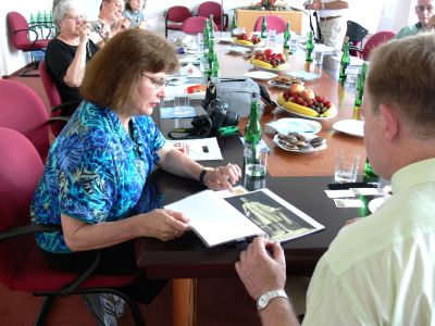 Ředitelka muzea Albína Poláška na Floridě Debbie Komanská ukazuje knihu o tomto sochaři, kterou poté předala starostovi Josefu Jalůvkovi.<br/>                                              
FOTO: DANA HOĎÁKOVÁ
