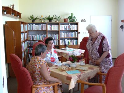 Posezení u kávy v knižním koutku patří u klientů Domova důchodců v Příboře ke každodennímu rituálu. Tentokrát bylo zpestřeno vlastnoručně napečenými rohlíčky.<br/>          
FOTO: ILONA HOFFMANNOVÁ
