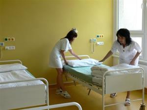 Poslední dokončovací přípravy probíhaly v pondělí před otevřením zrekonstruovaného chirurgického oddělení na poliklinice Therápon 98. <br/>                                                                                  
FOTO: ILONA HOFFMANNOVÁ
