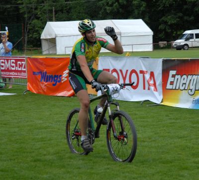 Jeden z cyklistů dojíždí do cíle letošního extrémního závodu štafet s názvem Adrenalin Cup. <br/>                                        FOTO: DAVID MACHÁČEK