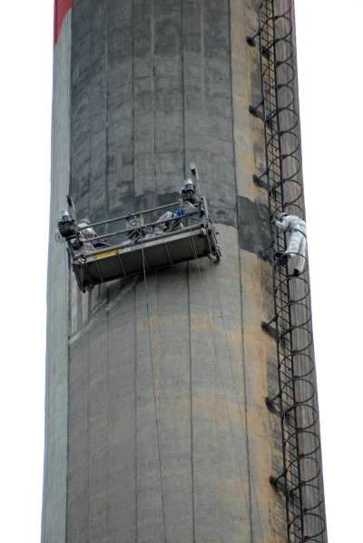 Už několik týdnů pracuje skupinka mužů na opravách komínu Energetiky Kopřivnice. V příštím roce bude rekonstrukce pokračovat opravami vnitřku komínu.<br/><br/>
FOTO: DAVID MACHÁČEK