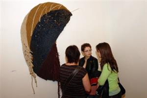 Své vázané tapiserie společně se svými kolegy z katedry na Fojtství vystavuje také Michaela Terčová.<br/><br/>
FOTO: DAVID MACHÁČEK
