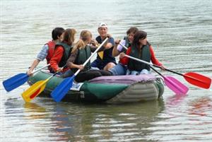 Přestože počasí nebylo ideální, několik desítek lidí v sobotu využilo možnosti projet se po přehradě na raftu.<br/>                       
FOTO: DAVID MACHÁČEK
