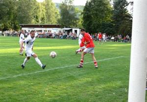 Fotbalisté Frenštátu (v bílém) střílí druhý gól v přípravném utkání na zrenovovaném hřišti týmu Vlčovice-Mniší.<br/>                                                                                            
FOTO: ONDŘEJ ZAPLETAL
