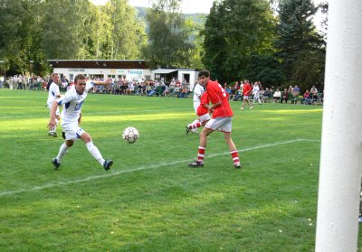 Fotbalisté Frenštátu (v bílém) střílí druhý gól v přípravném utkání na zrenovovaném hřišti týmu Vlčovice-Mniší.<br/>                                                                                            
FOTO: ONDŘEJ ZAPLETAL
