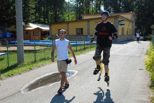Skákací boty, stále populárnější netradiční sportovní náčiní, si lidé na koupališti mohli vyzkoušet v rámci zážitkové akce.<br/>     
FOTO: DAVID MACHÁČEK
