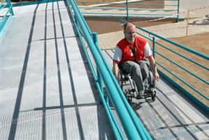 Přístup do kulturního domu po nové rampě je prý snadnější, ale i ona by ještě měla doznat změn a  být zpevněna.<br/>                   
FOTO: DAVID MACHÁČEK
