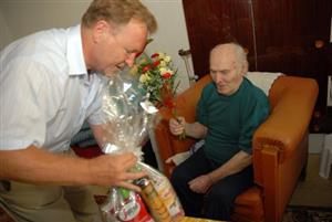 Setkání dvou Jalůvků, starosty Josefa Jalůvky a někdejšího odbojáře na východní frontě Aloise Jalůvky u příležitosti oslav jeho pětadevadesátin.<br/>                                              
FOTO: DAVID MACHÁČEK
