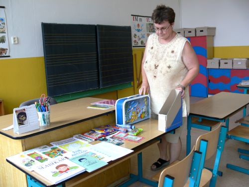 Škola ještě prochází posledními přípravami před zahájením školního roku a prvňákům už ředitelka Hana Vidličková vrší na stoly učebnice, sešity a školní pomůcky.<br/>                
FOTO: ILONA MAZALOVÁ
