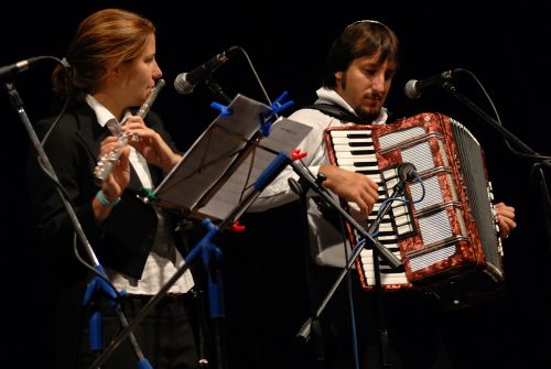 Klezmerová kapela Létající rabín hrála na letošním Bartolomějském večeru zajímavou muziku. Do charakteru pouťového veselí ovšem příliš nezapadla.<br/>                                  
FOTO: DAVID MACHÁČEK
