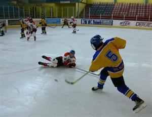 Hokejisté 9. tříd zvítězili na domácím ledě v přípravném utkání nad Frýdkem-Místkem vysoko 8:1.<br/> FOTO: ONDŘEJ ZAPLETAL
