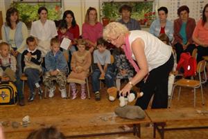 Zahájení školního roku pro prvňáčky ZŠ sv. Zdislavy doprovázela pohádka. Děti svůj velký den nesly bez viditelné nejistoty.<br/>                                                                                
FOTO: DAVID MACHÁČEK
