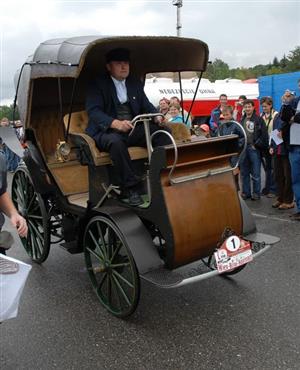 Své stodesáté narozeniny slavil v sobotu automobil Präsident. Tisícům přihlížejících v rámci velkolepé párty předvedl, že po vlastní ose jezdit nezapomněl.<br/> 
FOTO: DAVID MACHÁČEK
