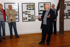 Amatérský archeolog a spoluautor výstavy k pětadvacátému výročí regionální pobočky České archeologické společnosti Dalibor Kolbinger zahajuje výstavu na Fojtství. <br/>FOTO: DAVID MACHÁČEK