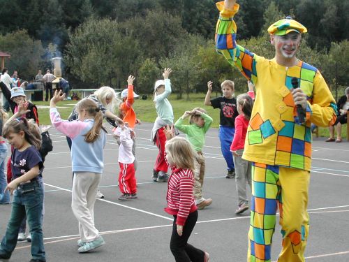 Na obecních slavnostech ve Skotnici se minulou sobotu nejvíce vydováděly nejmenší děti. Jim byla určena jízda na koni, balonková show a vystoupení klauna Hopsalína.<br/>         
FOTO: ILONA MAZALOVÁ