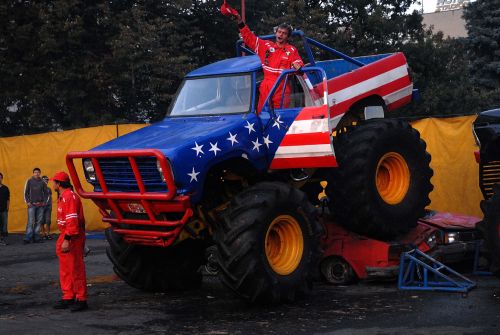 Monstertrucky, ale také kaskadérské kousky v ne zrovna ekologicky vypadajících ojetých vozech se v Kopřivnici předváděly paradoxně v Den bez aut.<br/>                        
FOTO: DAVID MACHÁČEK
