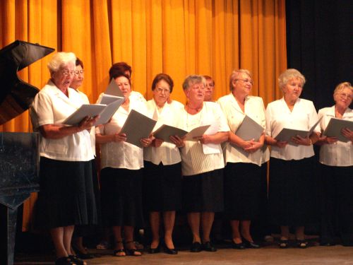 Setkání kateřinických seniorů zpestřilo také pěvecké vystoupení sboru jejich vrstevnic z nedaleké Staré Bělé.<br/>                                                                                                  
FOTO: ILONA MAZALOVÁ
