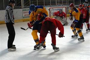 Hokejový tým juniorů vstoupil do prvoligové sezony domácím duelem s favorizovaným Prostějovem, kterému díky špatné koncovce podlehl 0:4.<br/>                                       
FOTO: DAVID MACHÁČEK
