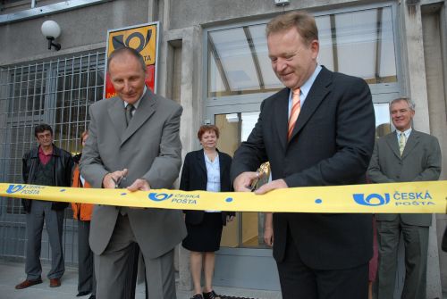 Ředitel odštěpného závodu Severní Morava Václav Veselý se starostou města Josefem Jalůvkou otevřeli poštu přestřižením pásky.<br/>  
FOTO: DAVID MACHÁČEK
