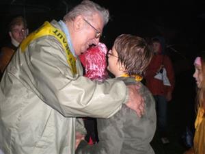 Jaroslav Najvar, známý mezi skauty pod přezdívkou Rikitan, spolu se svou ženou přijímali od účastníků za svou dlouholetou činnost gratulace, slova díků i drobné dárky.<br/>
FOTO: ILONA MAZALOVÁ
