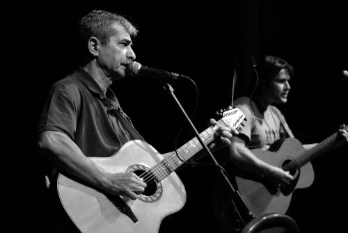 Pavel Dobeš a Tomáš Kotrba hrají na koncertě v kopřivnickém kulturním domě.<br/> FOTO: DAVID MACHÁČEK