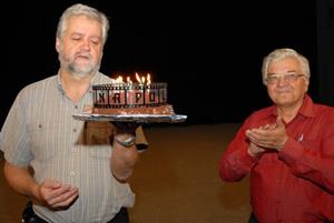 Ředitel KD Lubomír Sazovský s dortem pro kino Puls. Mezi gratulanty nechyběl ani dlouholetý promítač Vladimír Bednář.<br/>  
FOTO: DAVID MACHÁČEK
