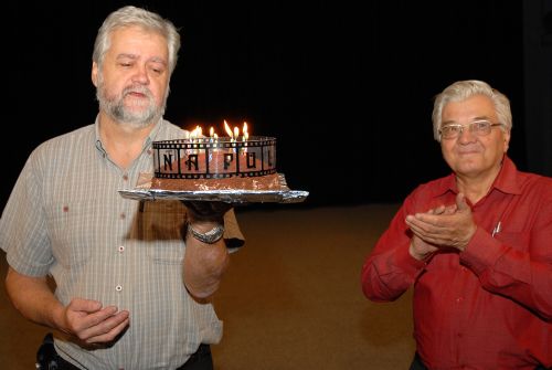 Ředitel KD Lubomír Sazovský s dortem pro kino Puls. Mezi gratulanty nechyběl ani dlouholetý promítač Vladimír Bednář.<br/>  
FOTO: DAVID MACHÁČEK
