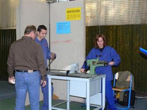 Na Olympiádě technických profesí se mohli žáci devátých tříd seznámit nejen s nástroji, ale i s náplní učebních oborů, o které je mezi okolními závody největší zájem.<br/>           
FOTO: DANA HOĎÁKOVÁ
