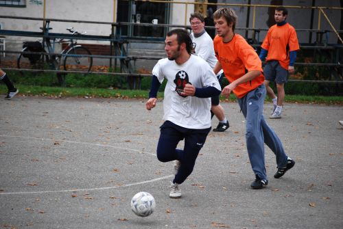 Michal Kriške v dresu Bum Šankar (u míče) patřil k nejlepším hráčům v nedělním turnaji první ligy malé kopané.<br/>                                                                                              
FOTO: ONDŘEJ ZAPLETAL
