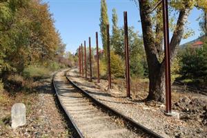 Piloty, ve kterých budou ukotveny protihlukové bariéry u vlečky na štramberské Kozině, stojí už dnes.<br/>                                 
FOTO: DAVID MACHÁČEK
