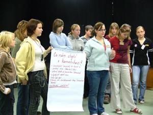 Skupiny dětských zastupitelů se vyjadřovaly na krajském setkání ke společnému tématu - v tomto případě „Co nám chybí v komunikaci?“<br/>                                                       
FOTO: ILONA MAZALOVÁ
